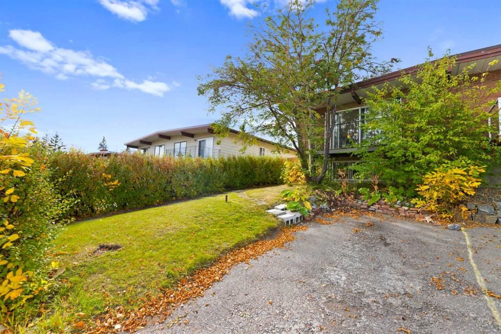 221 Theodore Place NW, Calgary — photo 4 of 37
