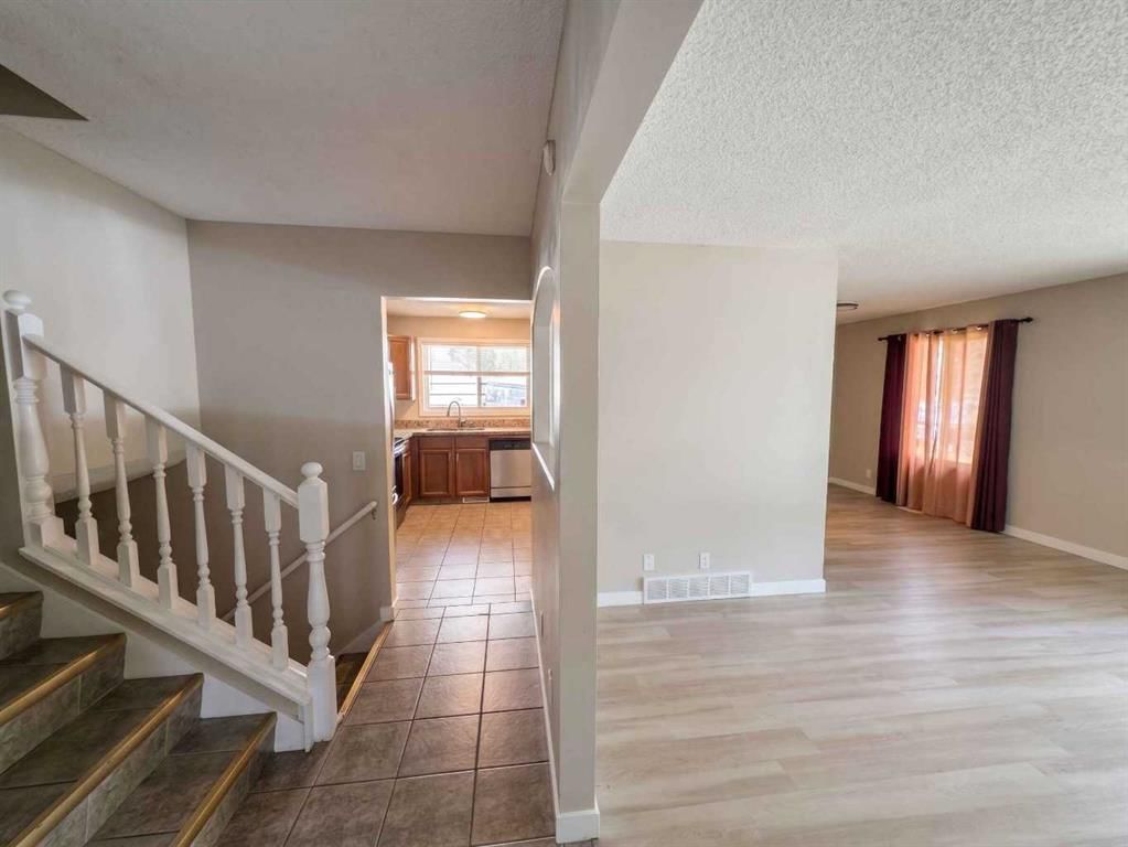 1095 Berkley Drive NW, Calgary — photo 2 of 23