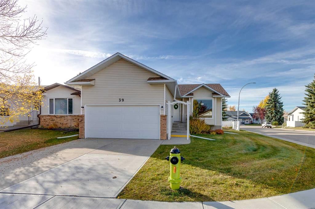 39 Woodside Close NW, Airdrie — photo 2 of 49