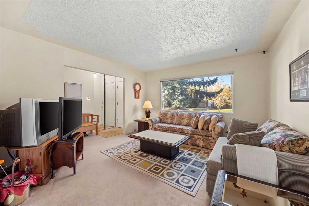 41 Haddock Road SW, Calgary — photo 5 of 38