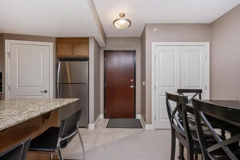 1005, 910 5 Avenue SW, Calgary — photo 3 of 26