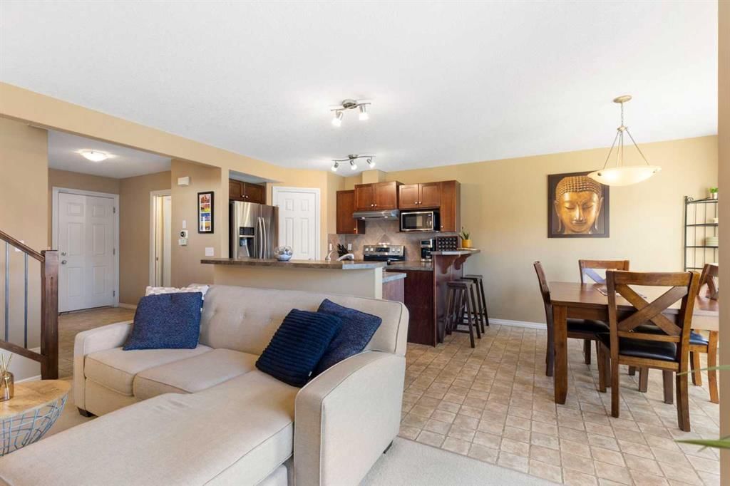 11 Royal Crest Court NW, Calgary — photo 3 of 38