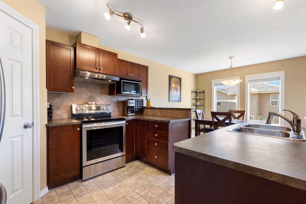 11 Royal Crest Court NW, Calgary — photo 4 of 38