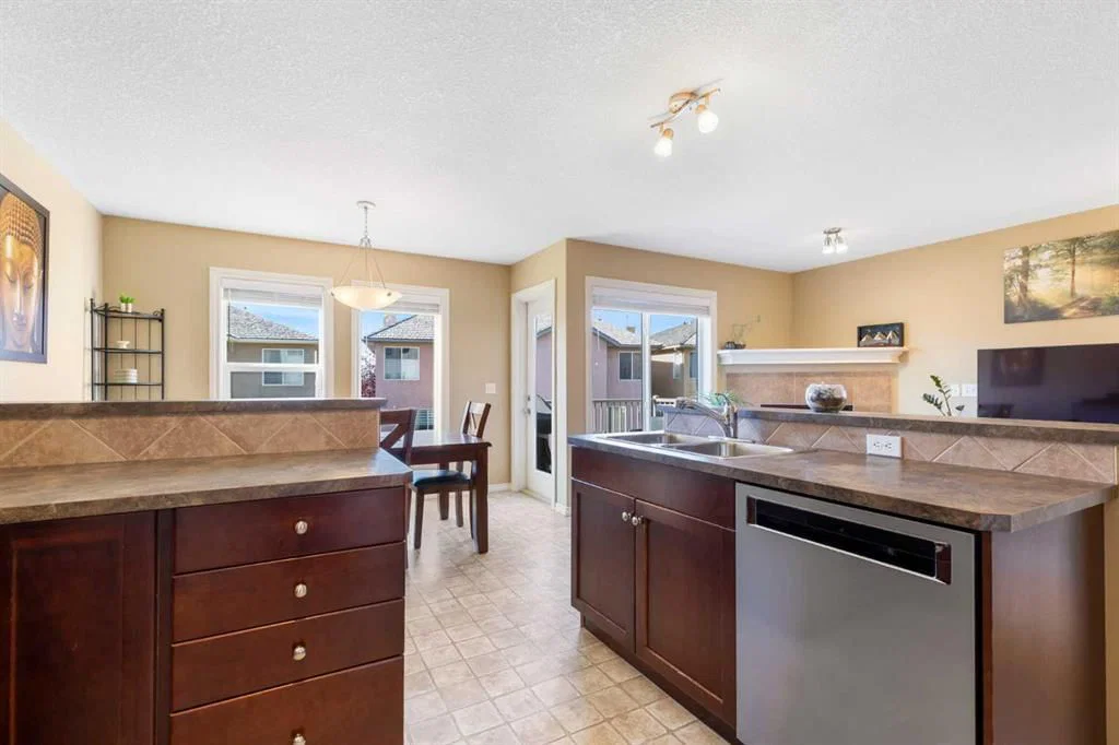 11 Royal Crest Court NW, Calgary — photo 5 of 38