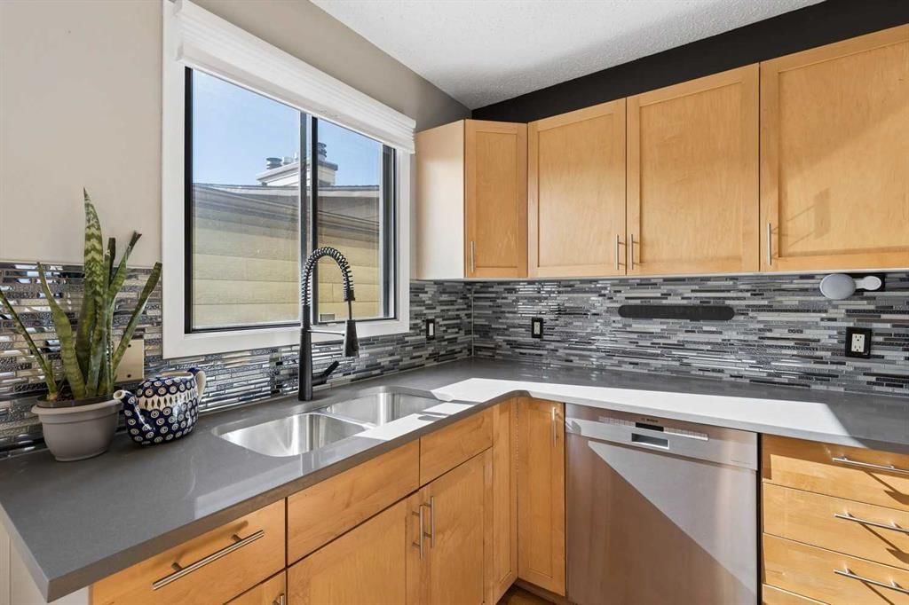 4, 1918 24A Street SW, Calgary — photo 4 of 49
