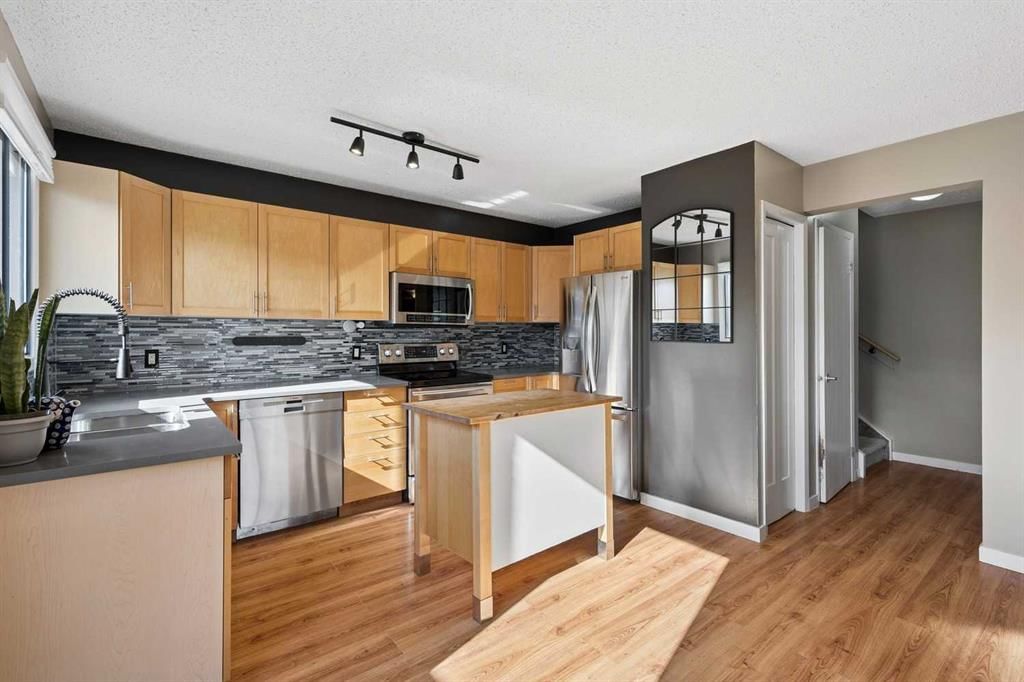4, 1918 24A Street SW, Calgary — photo 5 of 49