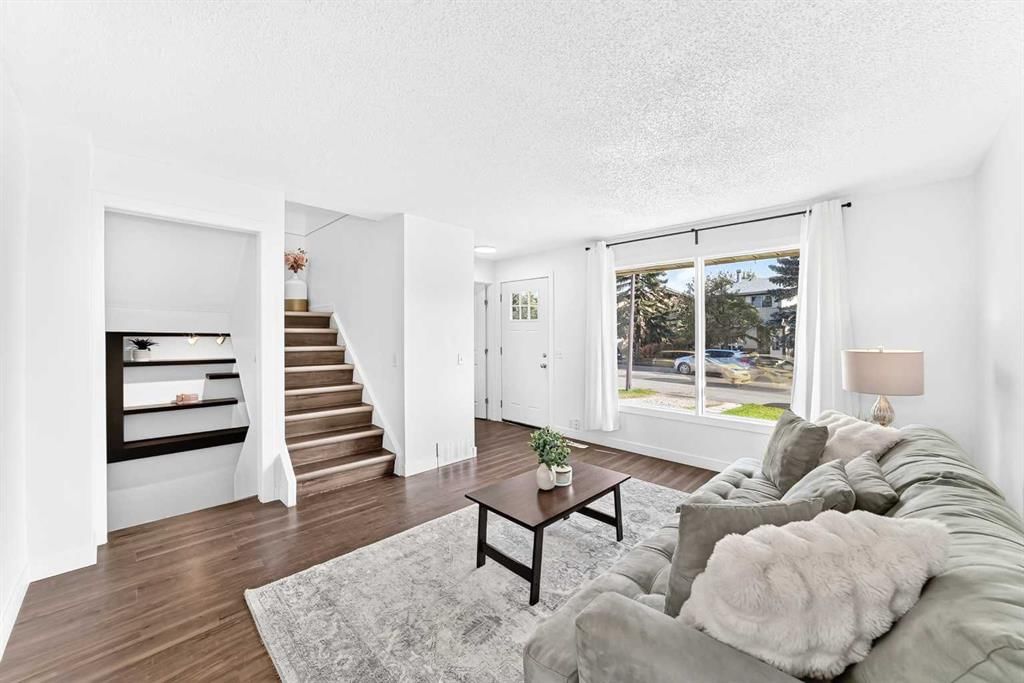60 Erin Mount Crescent SE, Calgary — photo 3 of 26