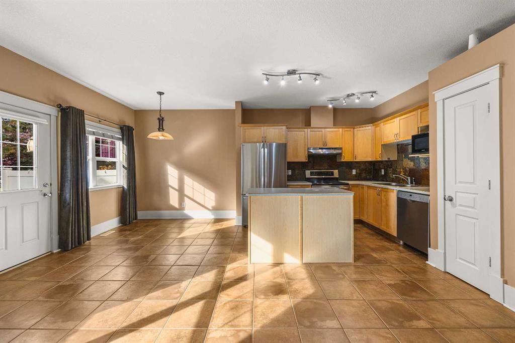 75 Wentworth Common SW, Calgary — photo 5 of 43