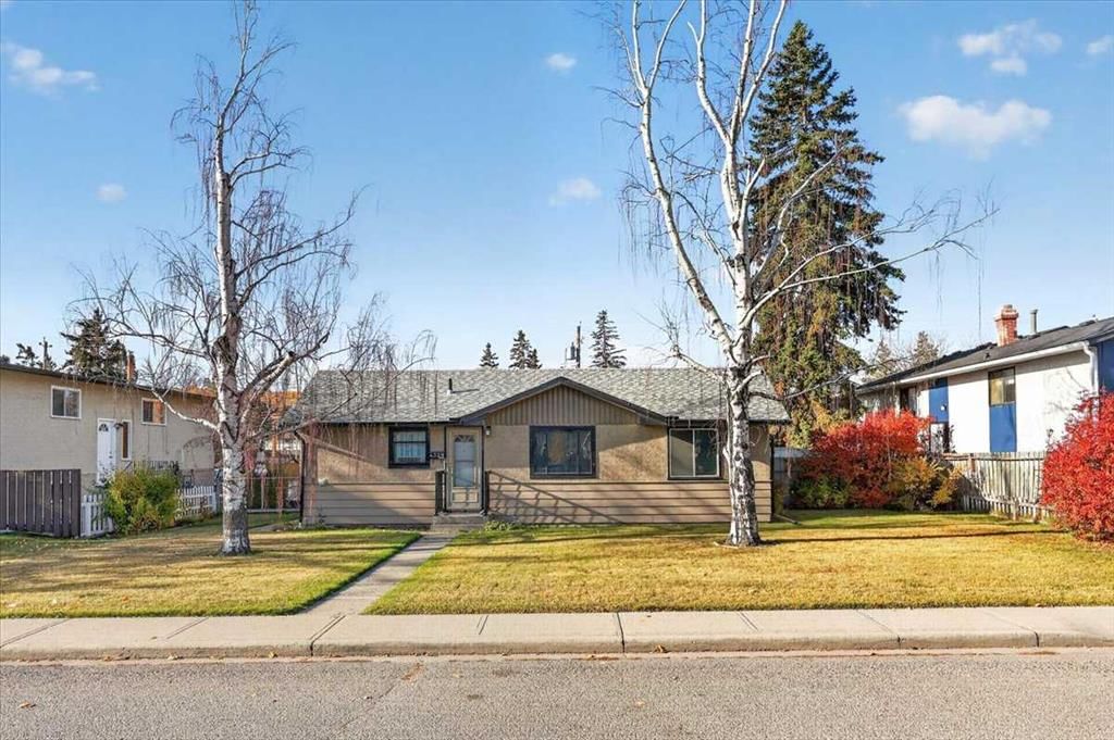 4339 70 Street NW, Calgary — photo 3 of 50