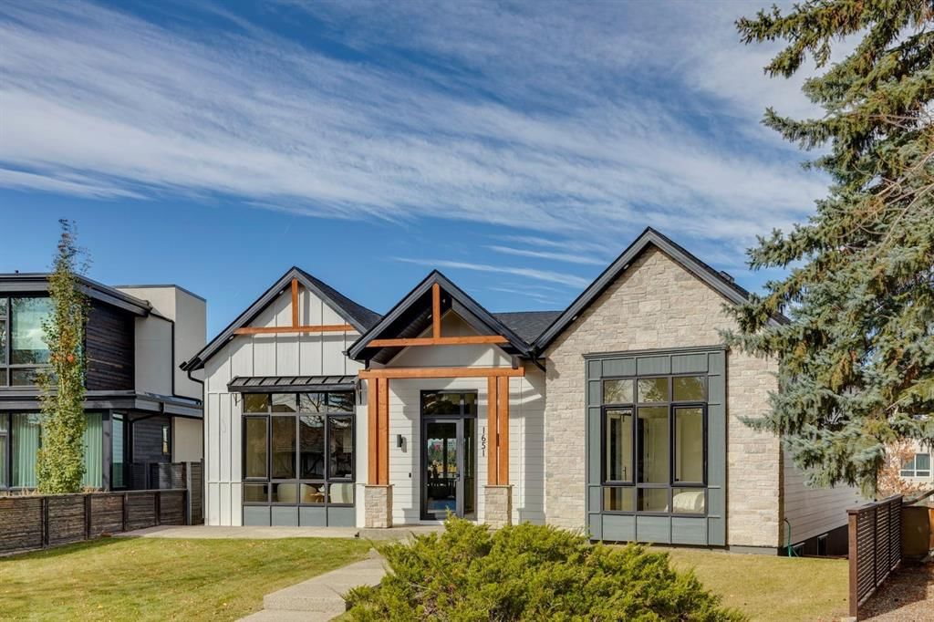 1651 St Andrews Place NW, Calgary — main listing photo