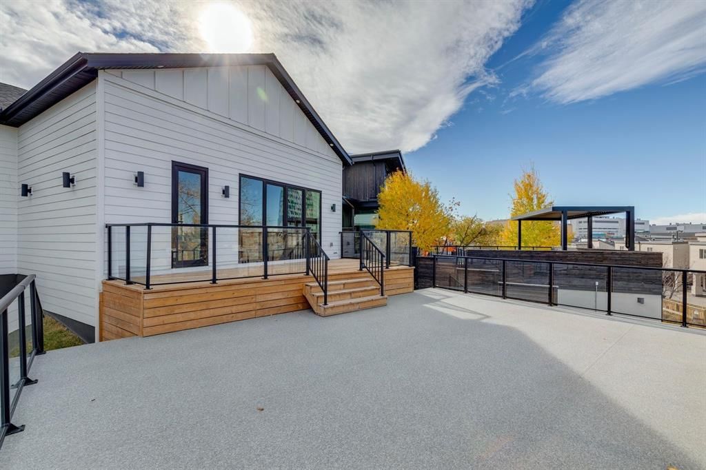 1651 St Andrews Place NW, Calgary — photo 3 of 16