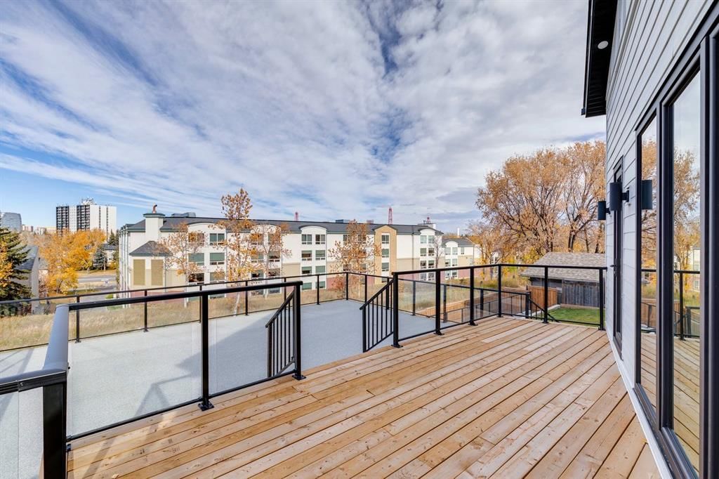 1651 St Andrews Place NW, Calgary — photo 5 of 16