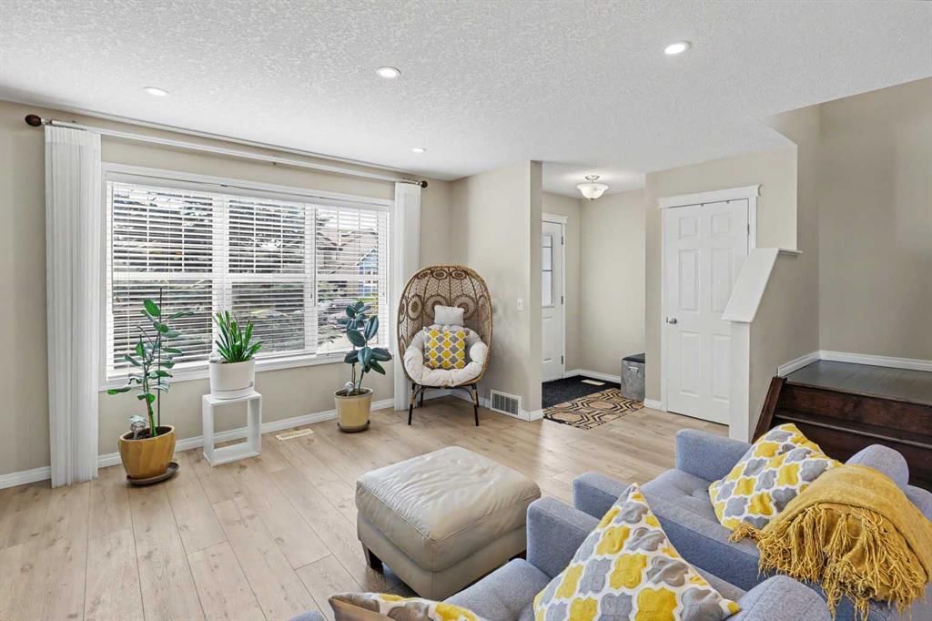35 Sage Hill Manor NW, Calgary — photo 5 of 39