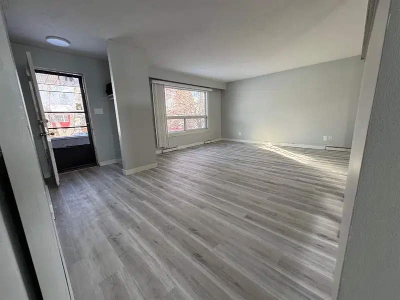 431 53 Avenue SW, Calgary — photo 4 of 24