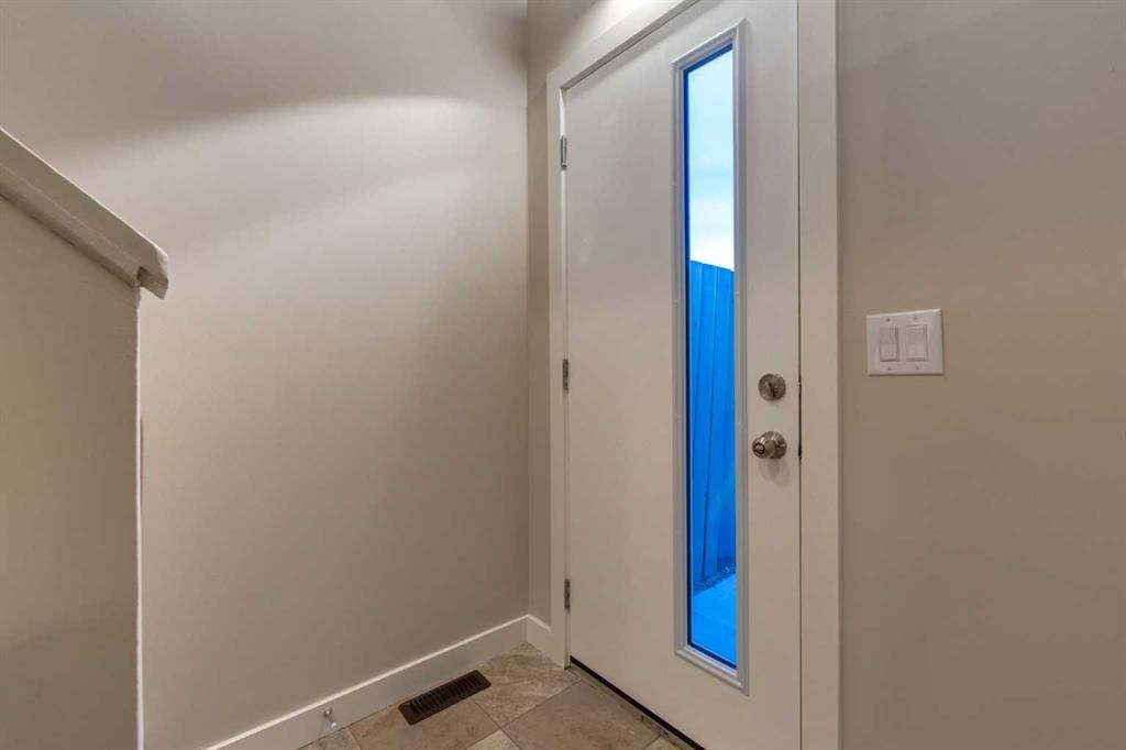 8826 6 Street SE, Calgary — photo 3 of 33