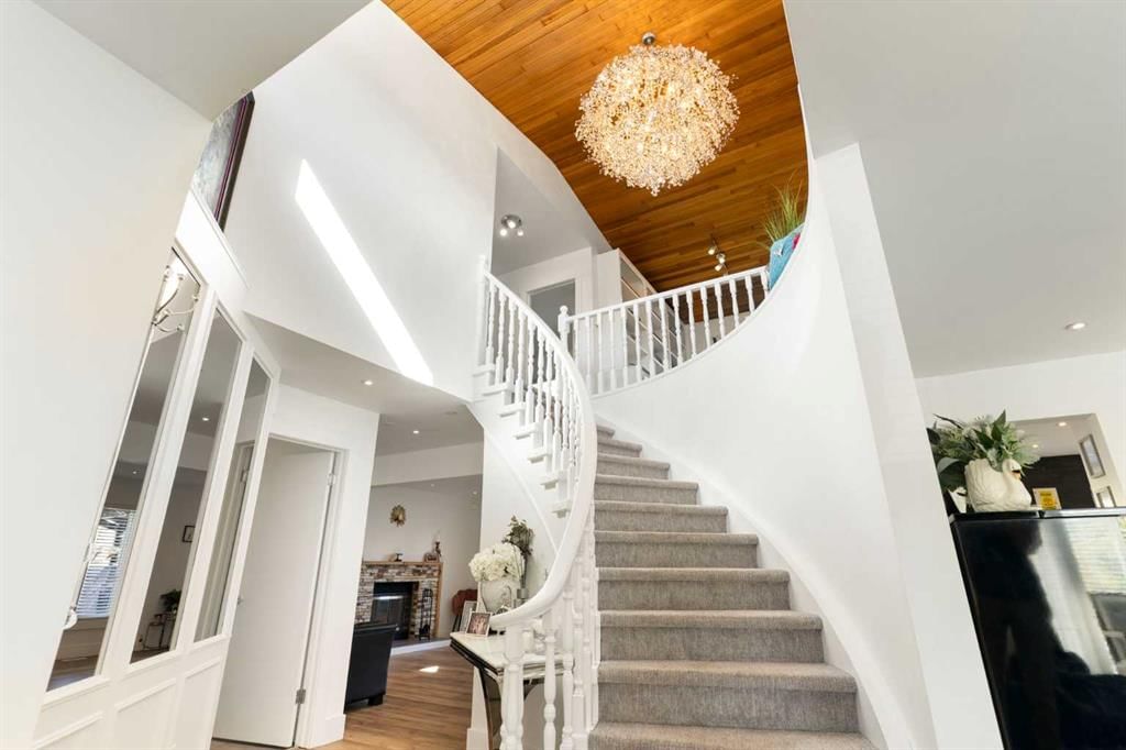 127 Edgewood Drive NW, Calgary — photo 3 of 50