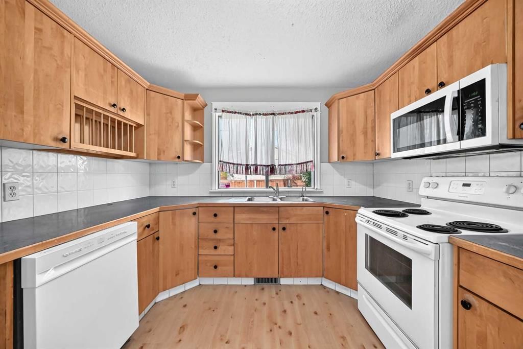 1304 107 Avenue SW, Calgary — photo 4 of 37