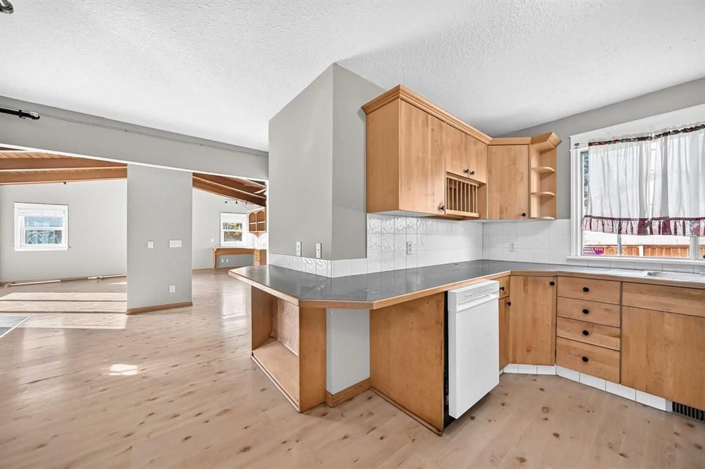 1304 107 Avenue SW, Calgary — photo 5 of 37