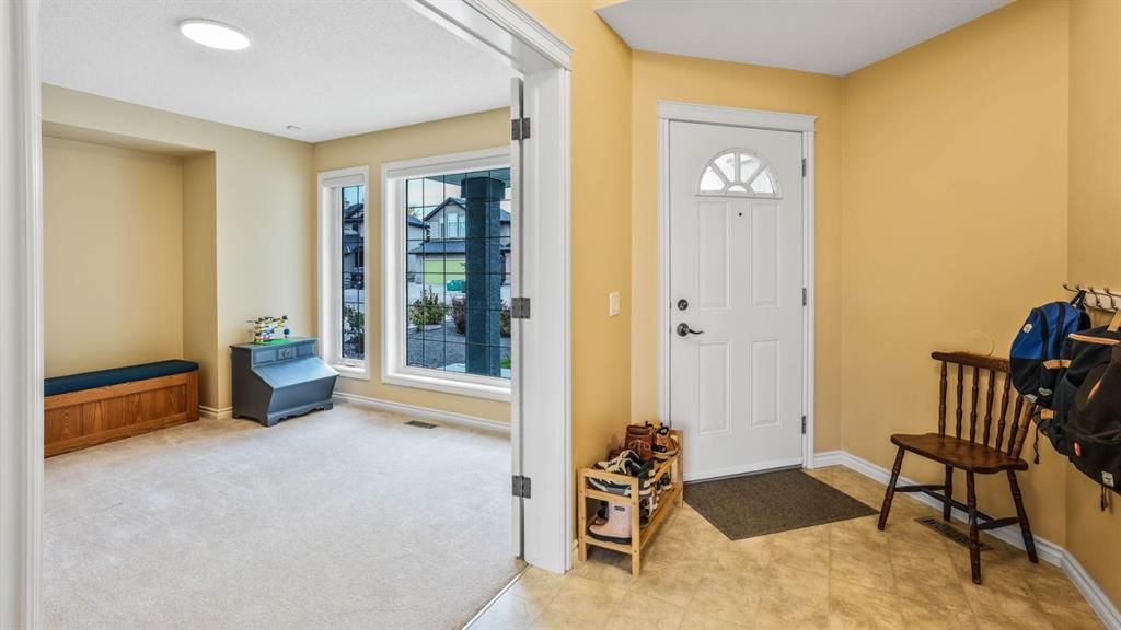 271 Everglade Circle SW, Calgary — photo 3 of 36