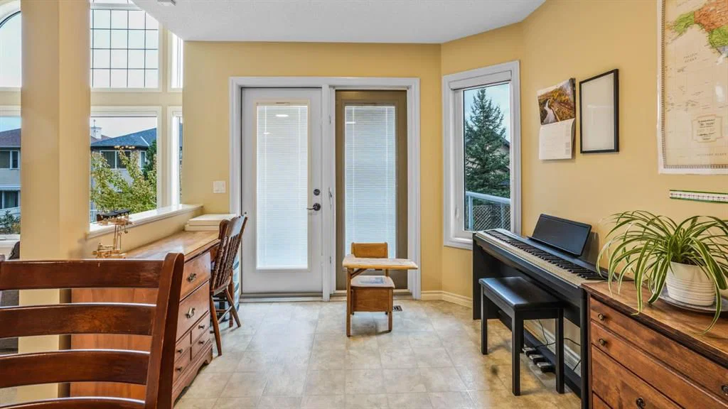 271 Everglade Circle SW, Calgary — photo 4 of 36