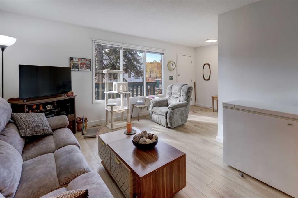 8636 47 Avenue NW, Calgary — photo 4 of 37