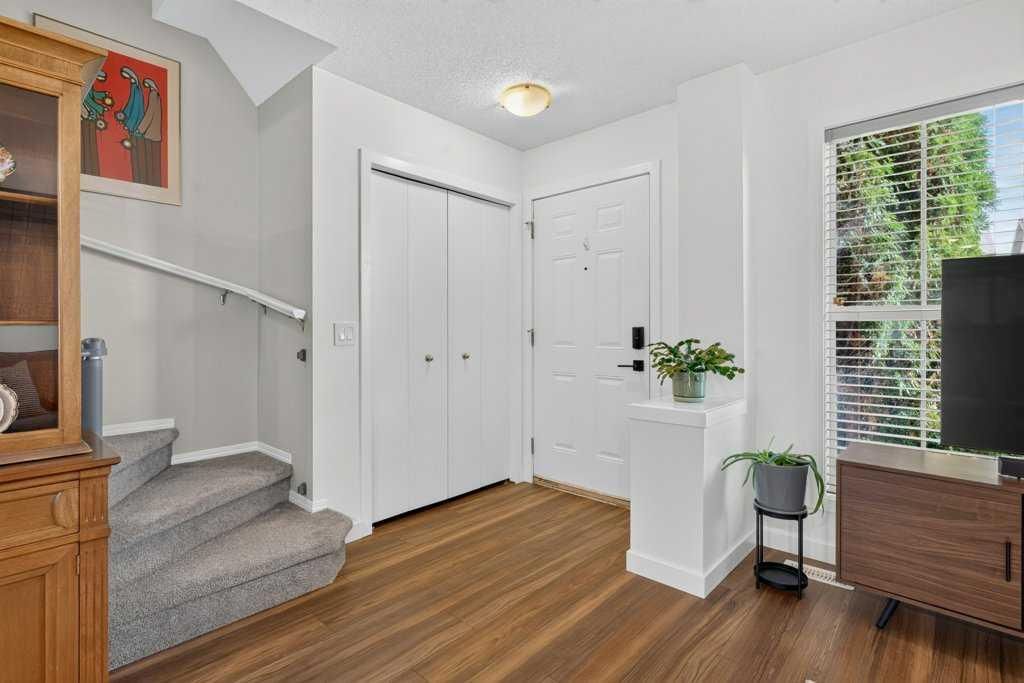 223 Elgin Point SE, Calgary — photo 4 of 46