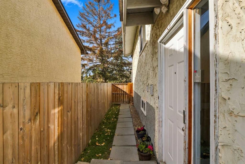 4646 80 Street NW, Calgary — photo 3 of 36