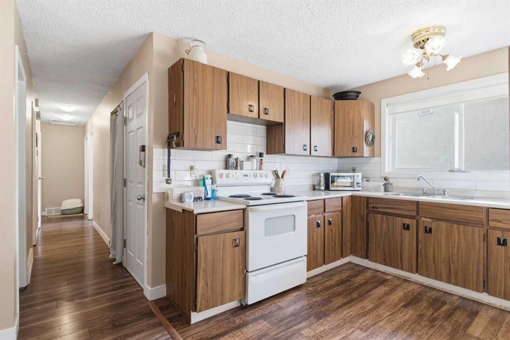 4646 80 Street NW, Calgary — photo 5 of 36