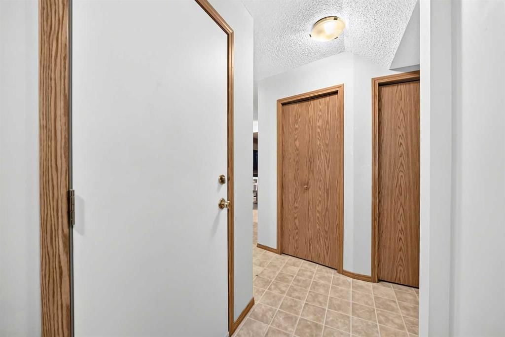187 Millview Green SW, Calgary — photo 4 of 40