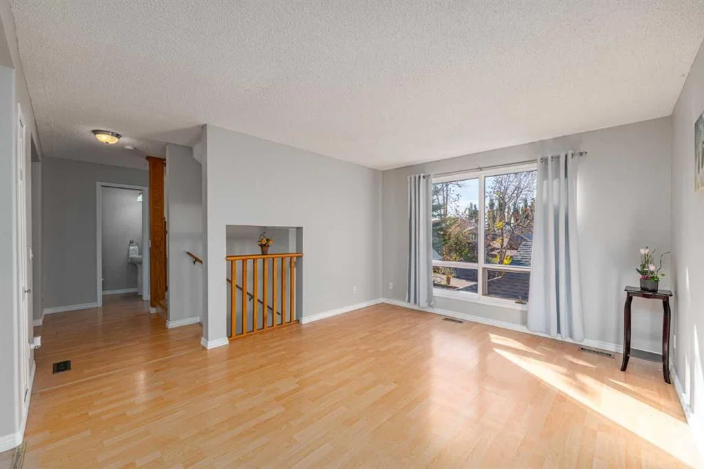76 Hawkville Place NW, Calgary — photo 5 of 33