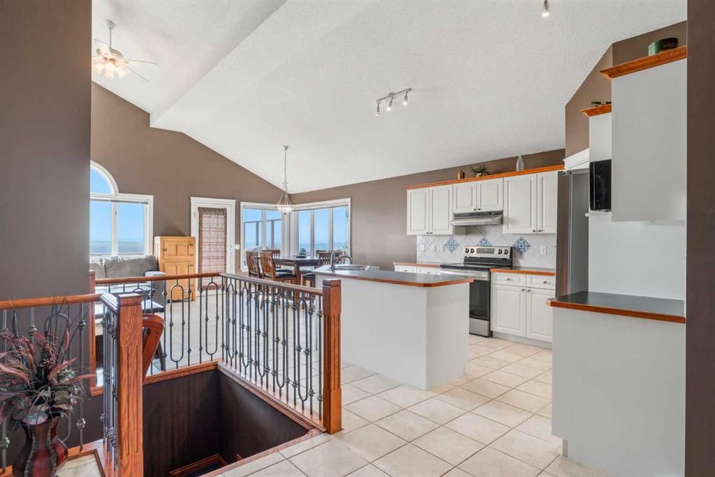 215 Rocky Ridge Drive NW, Calgary — photo 5 of 45
