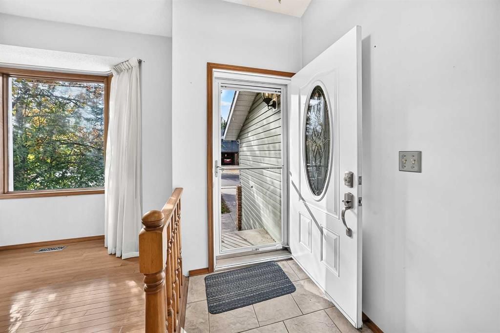 64 Edforth Crescent NW, Calgary — photo 3 of 50