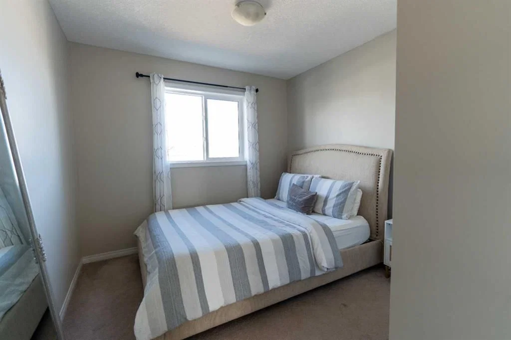 99 Hillcrest Close SW, Airdrie — photo 5 of 41
