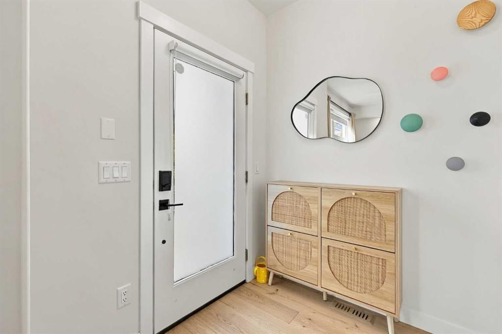 3209 16 Street SW, Calgary — photo 3 of 49