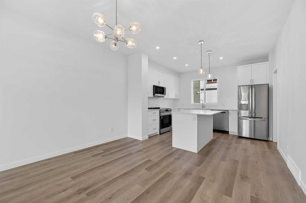 26 Creekside Avenue SW, Calgary — photo 2 of 30