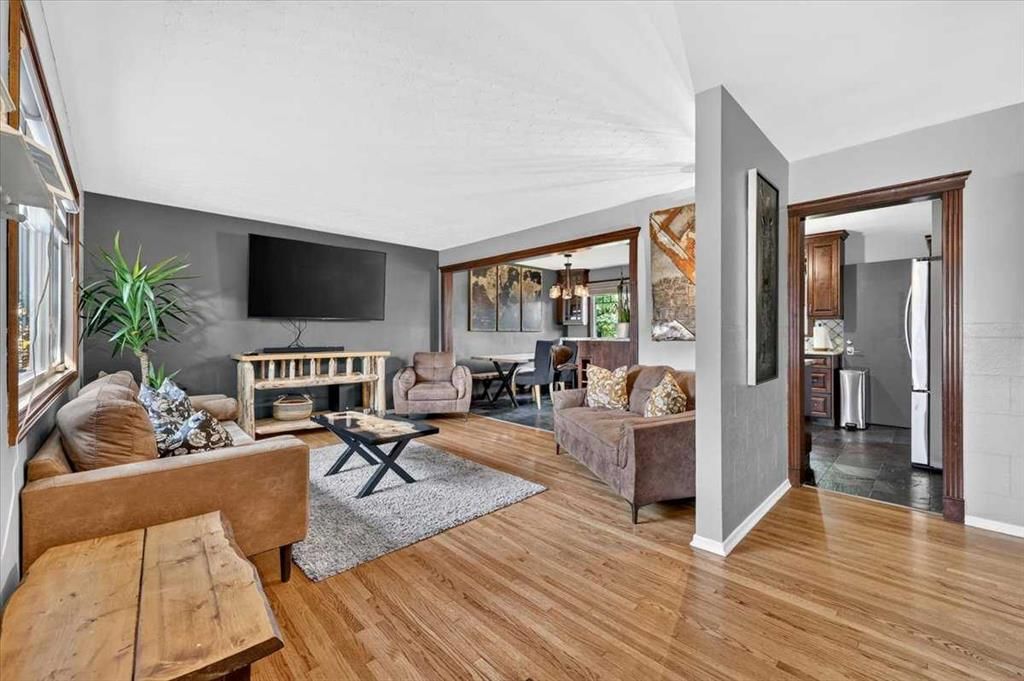 624 24 Avenue NE, Calgary — photo 4 of 43