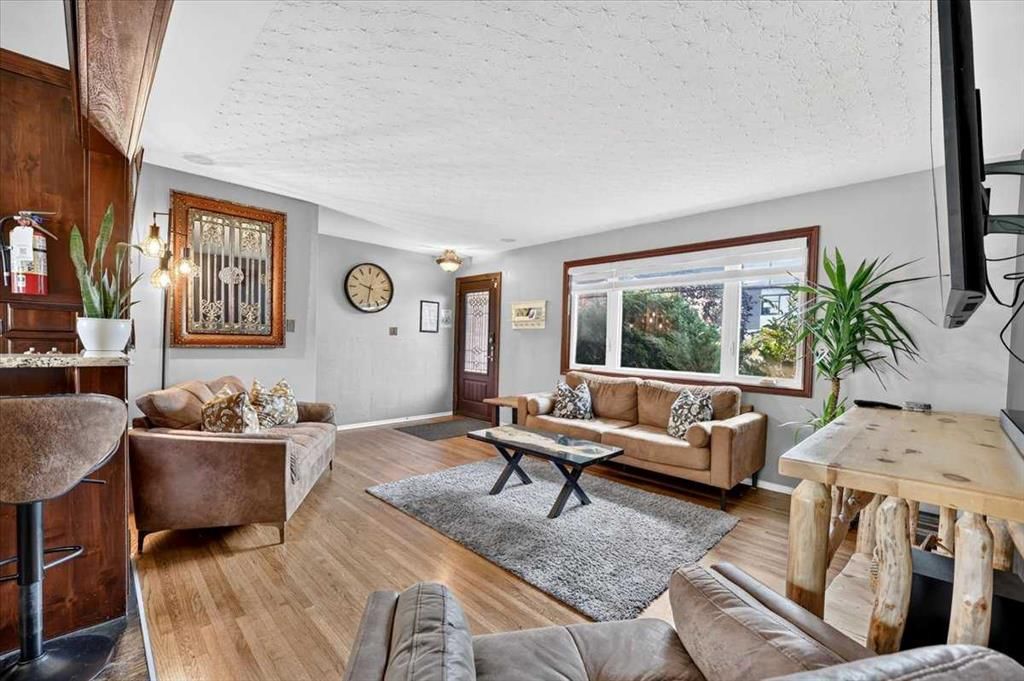 624 24 Avenue NE, Calgary — photo 5 of 43