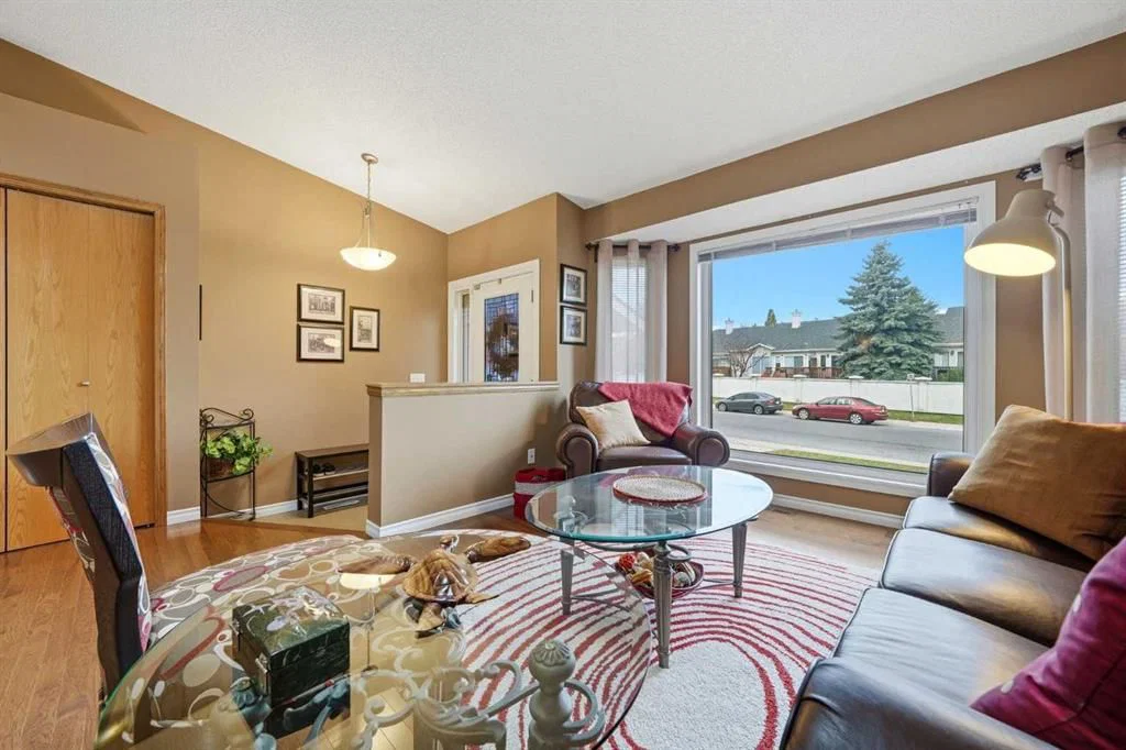 20 Sunlake Road SE, Calgary — photo 5 of 47