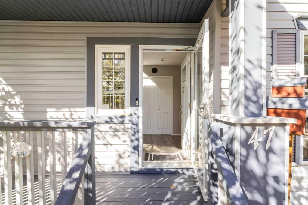 47 Somerside Common SW, Calgary — photo 4 of 46