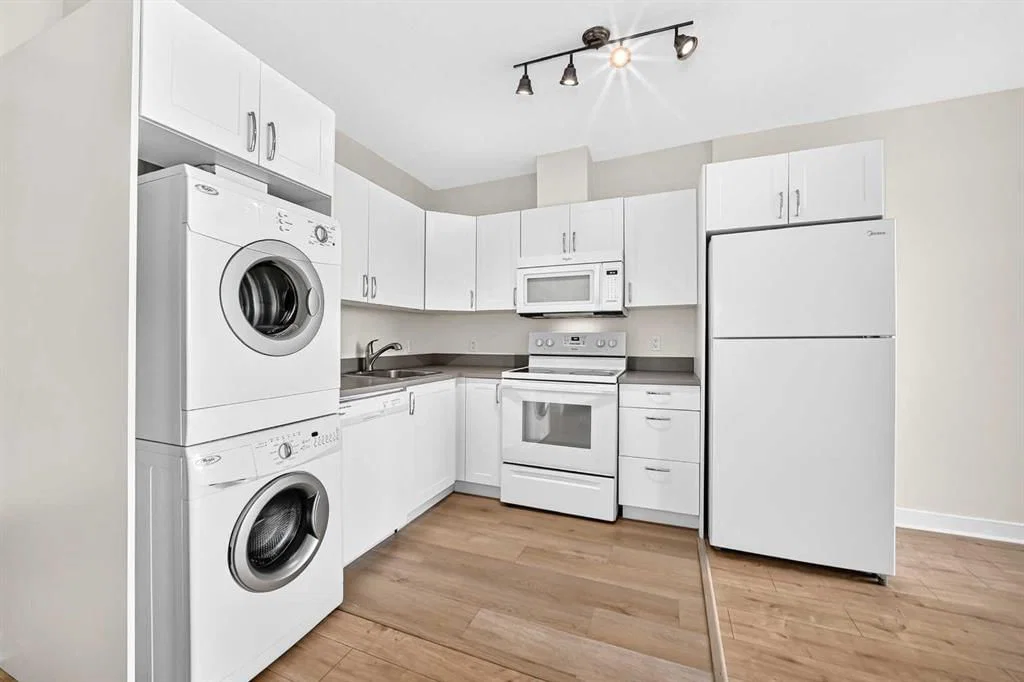 502, 30 Brentwood Common NW, Calgary — photo 3 of 31