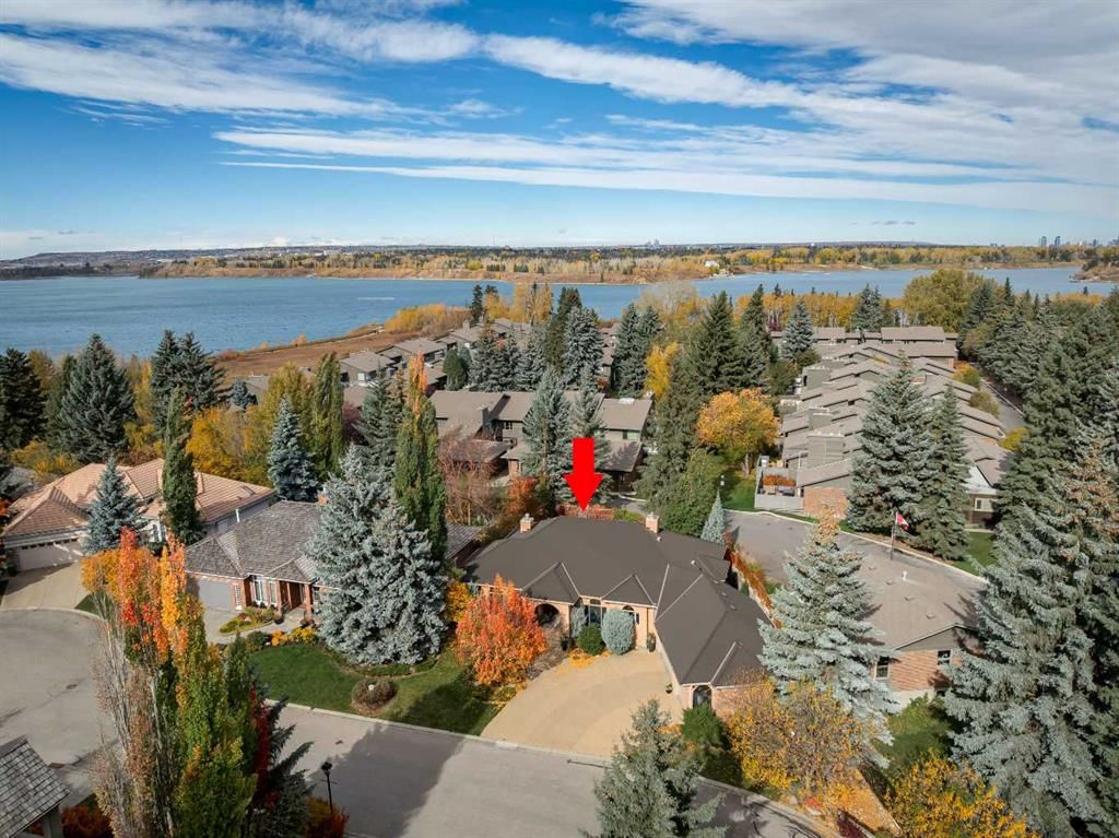 39 Baycrest Court SW, Calgary — photo 3 of 44