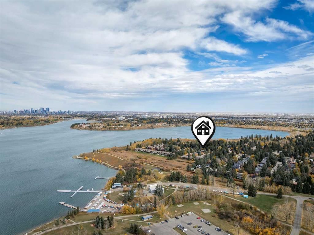 39 Baycrest Court SW, Calgary — photo 4 of 44