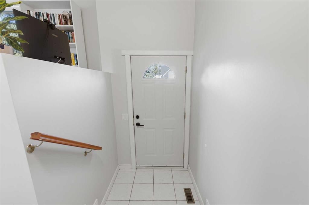 3602 Cedarille Drive SW, Calgary — photo 4 of 50