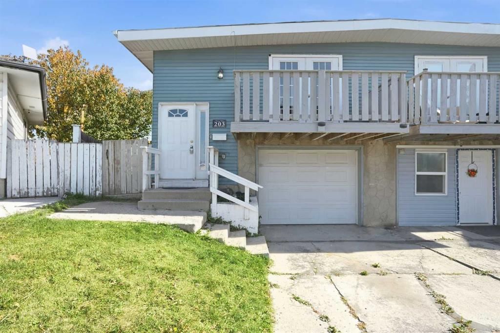 203 Penbrooke Close SE, Calgary — photo 2 of 44