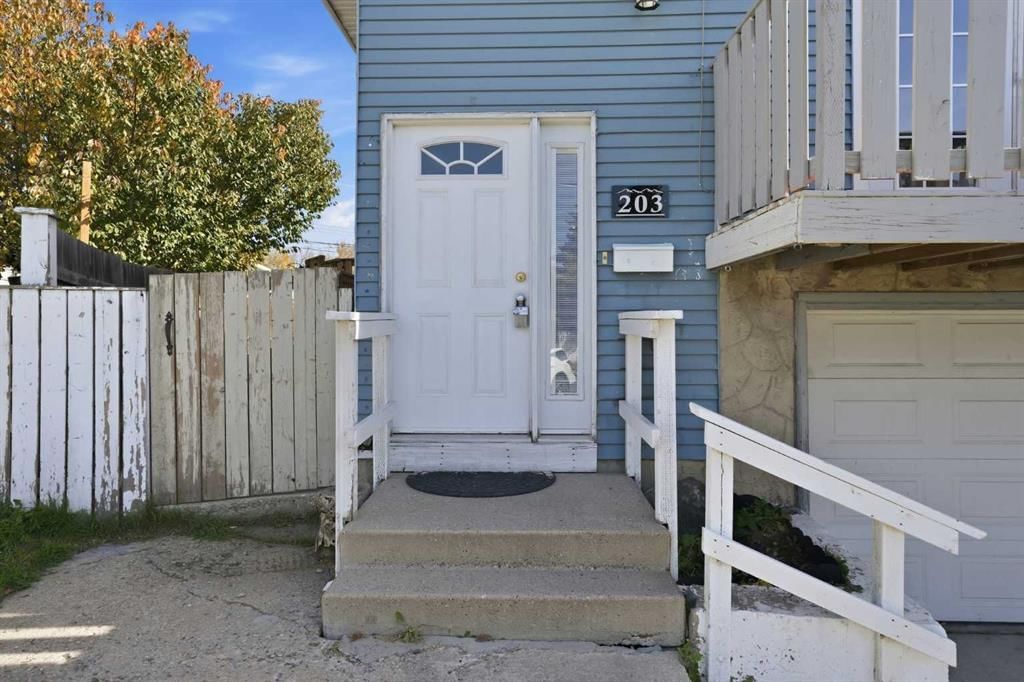 203 Penbrooke Close SE, Calgary — photo 3 of 44