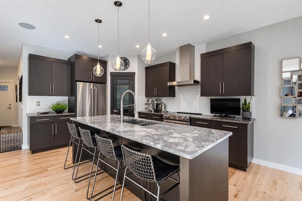 30 Rockford Road NW, Calgary — photo 5 of 49