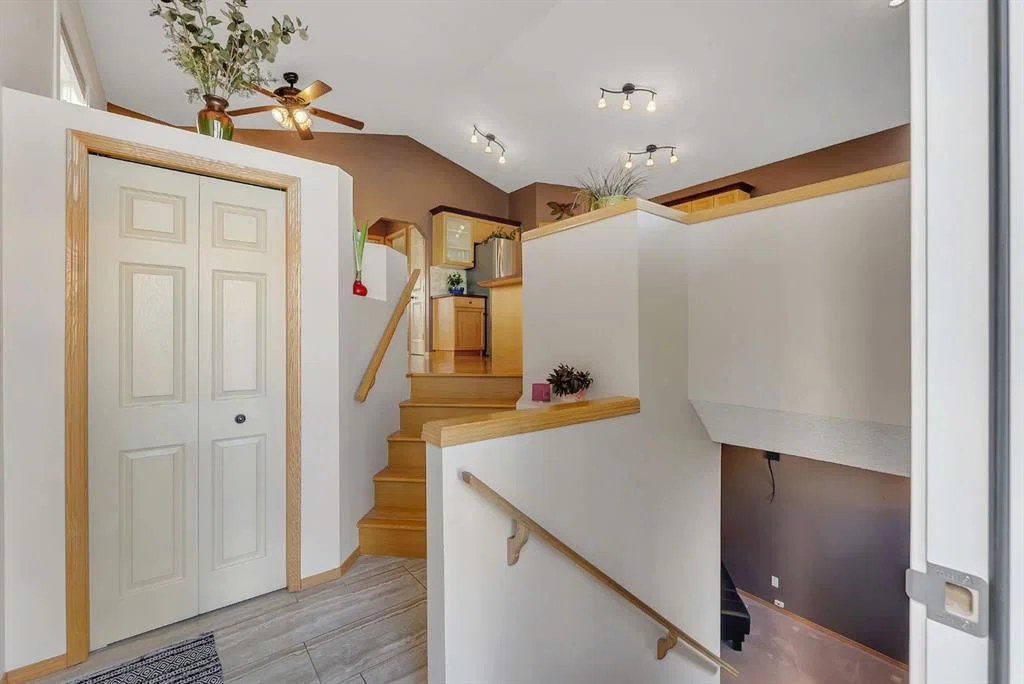 82 Bridleridge Road SW, Calgary — photo 3 of 44