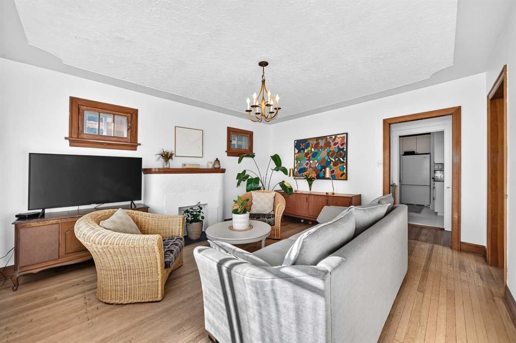 532 18 Avenue NW, Calgary — photo 3 of 38