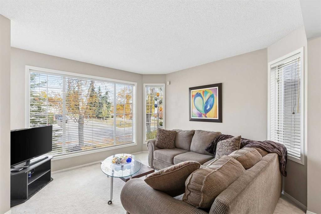 172 Harvest Gold Heights NE, Calgary — photo 5 of 45