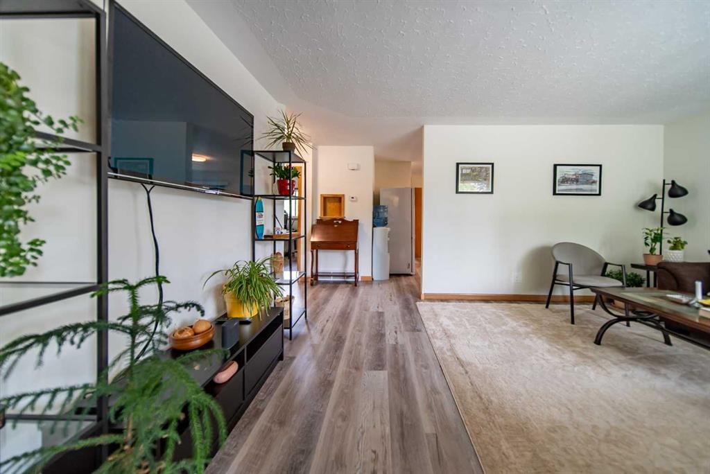 84 Waterloo Drive SW, Calgary — photo 4 of 43